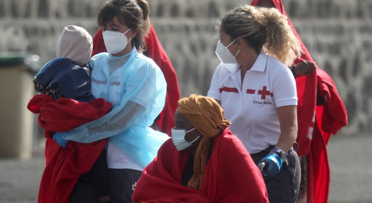 Asistencia de un bebé migrante en el muelle Comercial de Arrecife en una imagen de archivo. Fotos.: José Luis Carrasco