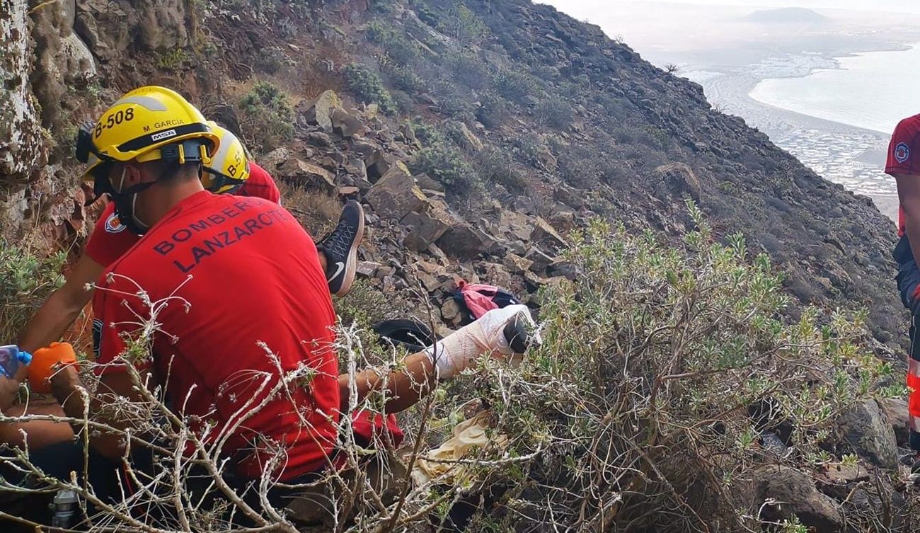 Los bomberos socorriendo al senderista en Famara