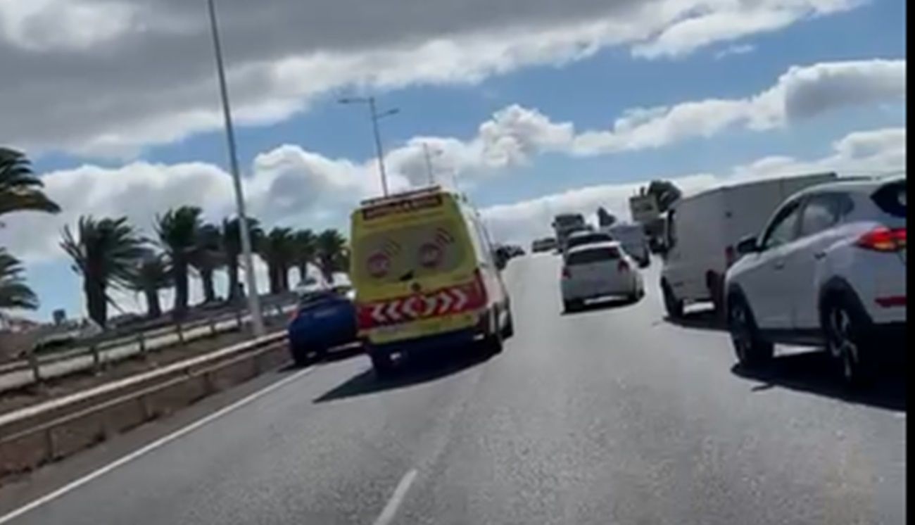 La ambulancia acudiendo al lugar del accidente
