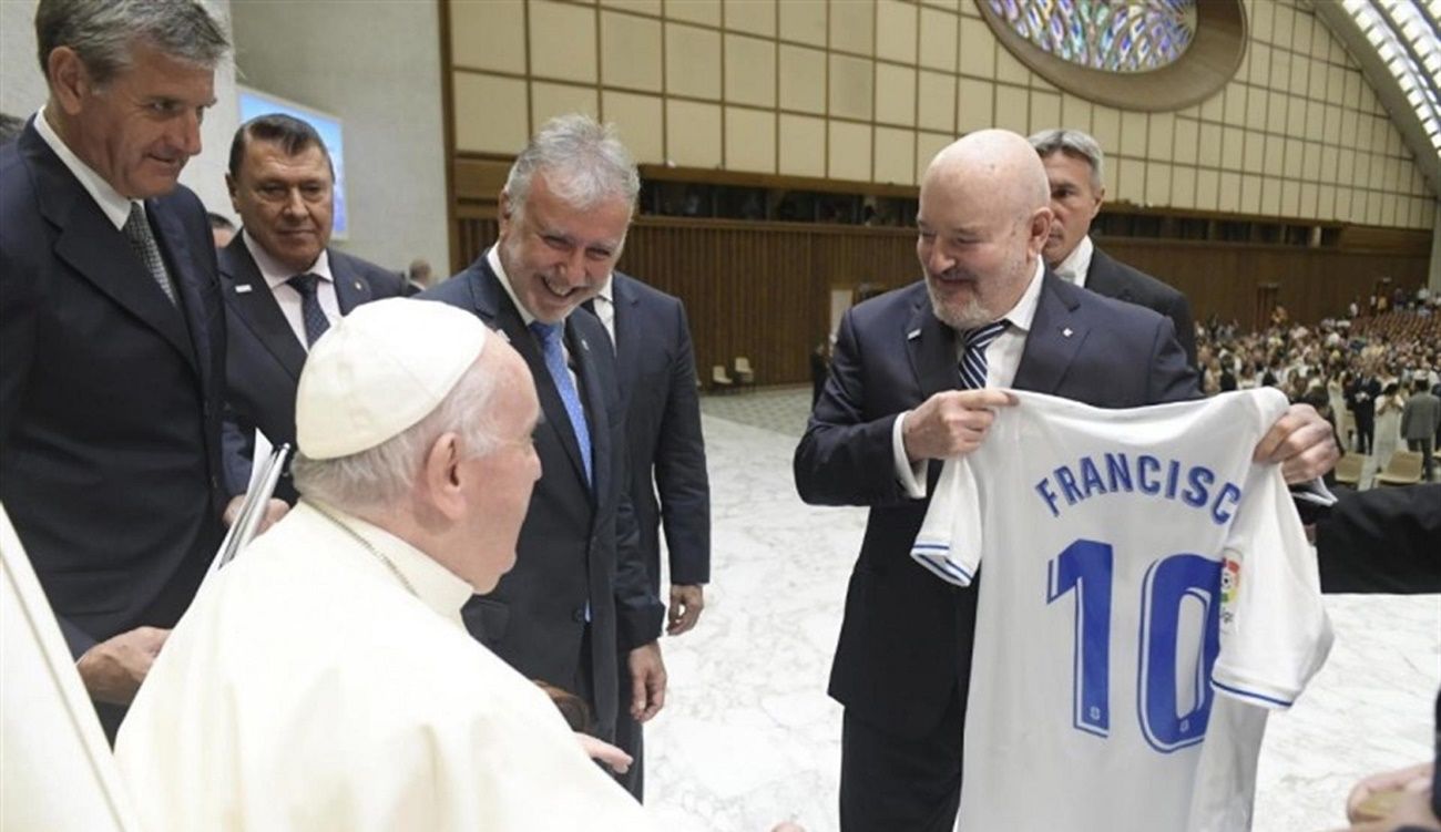 El Papa Francisco frente a Miguel Concepción y Ángel Víctor Torres