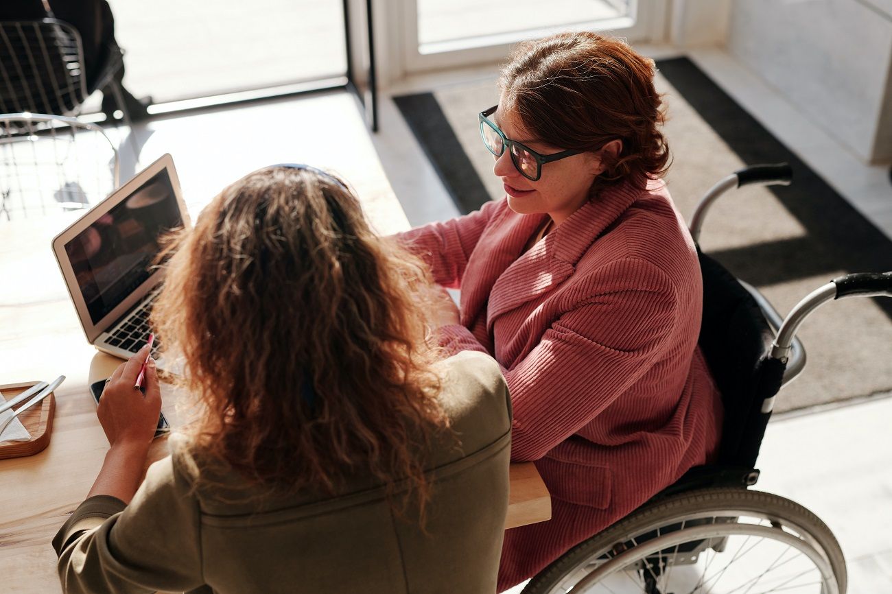 Dos mujeres en su puesto de trabajo