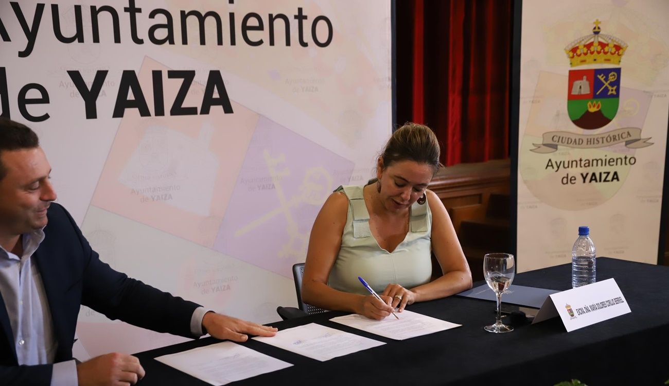 Firma de la presidenta del Cabildo y del alcalde de Yaiza