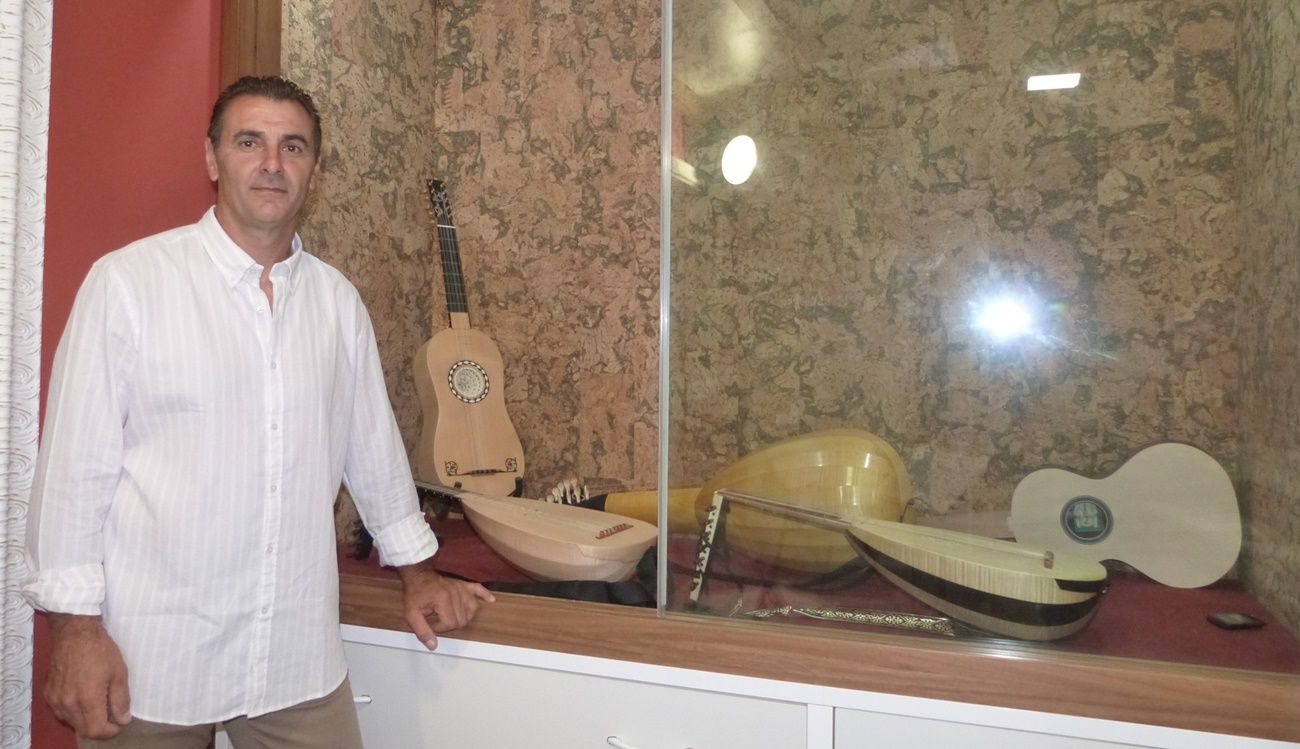 El luthier lanzaroteño, Paco Dorta