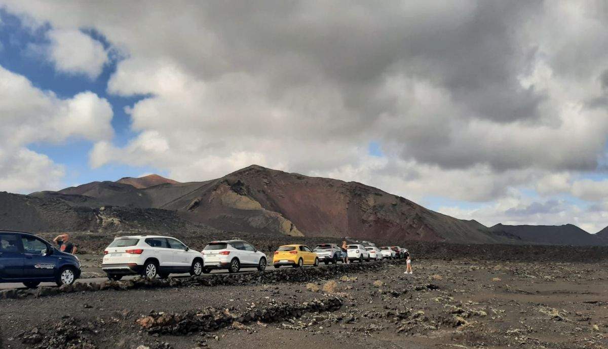 3. Fila hasta el aparcamiento donde se ve a gente caminando por el Parque.