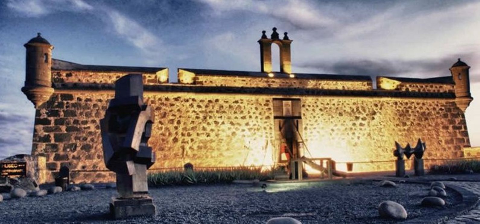Imagen nocturna del exterior del MIAC Castillo de San José