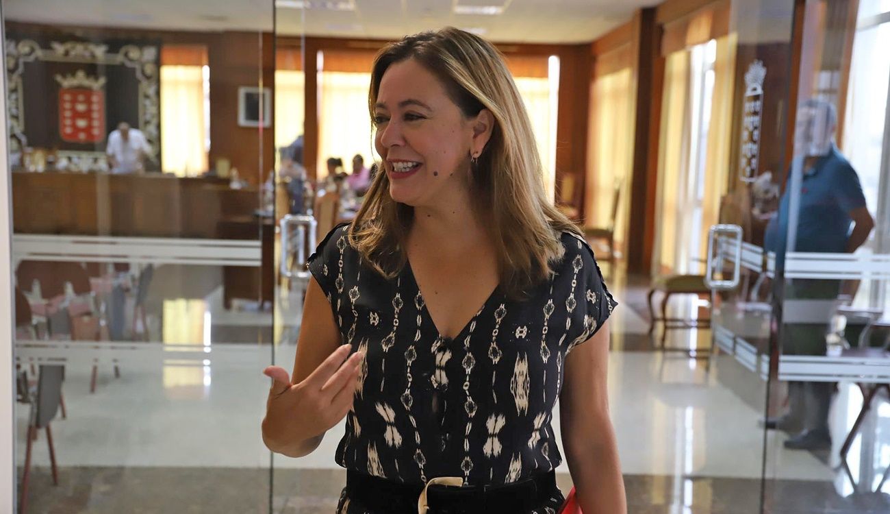 La presidenta en un pleno extraordinario del Cabildo
