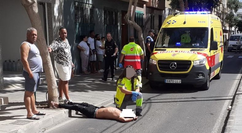 Uno de los heridos, atendido por los sanitarios (FOTO: José Luis Carrasco)