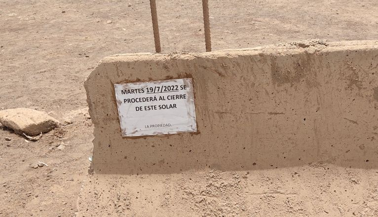 Imagen de un cartel colocado a la entrada del solar Imagen de un cartel colocado a la entrada del solar