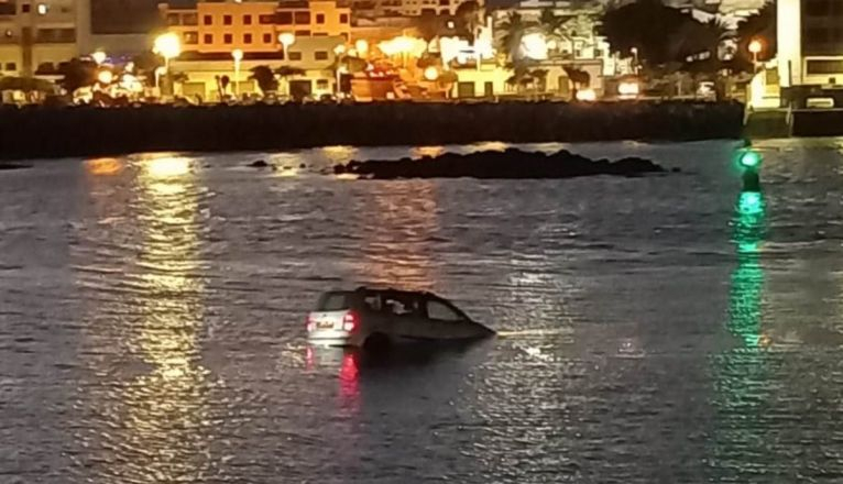 Cae un coche al mar en la Marina