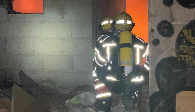 Los bomberos entrando a la vivienda