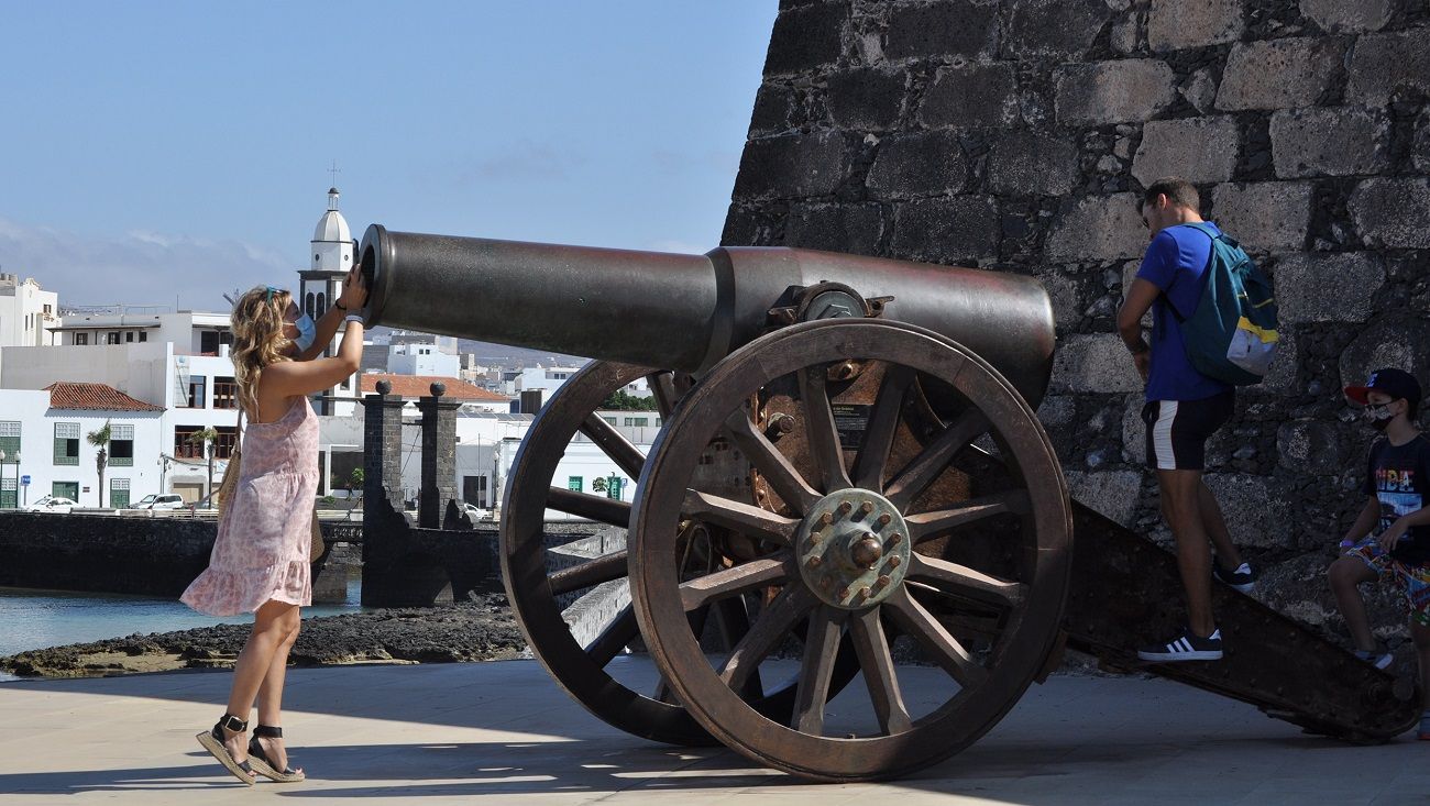 Una pareja toma fotos en el castillo de San José. Fotos de José Luis Carrasco.