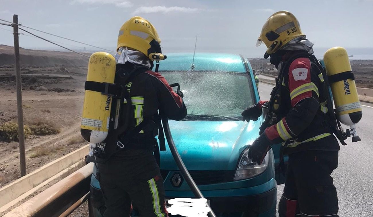 Los bomberos refrigerando el vehículo