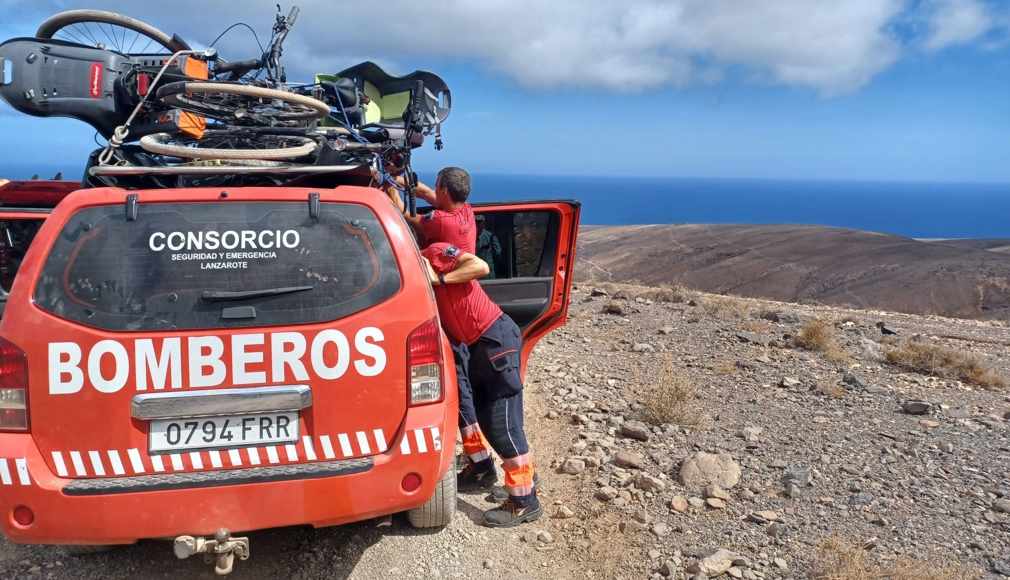 Los bomberos, cargando las bicicletas en uno de sus vehículos