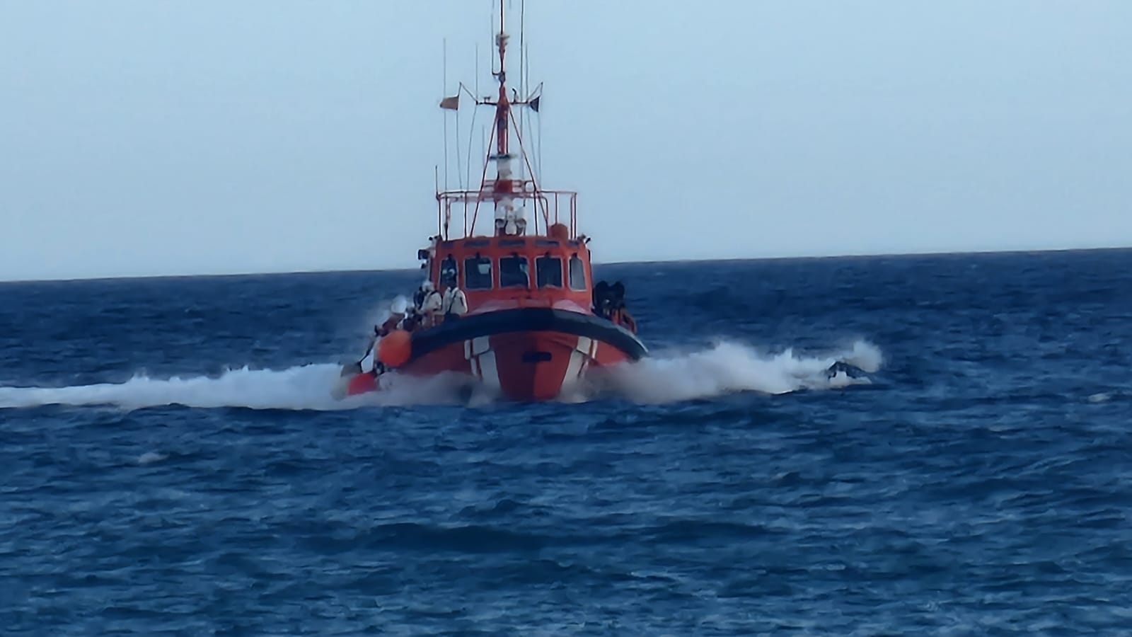 La embarcación de Salvamar, llegando al muelle de Arrecife