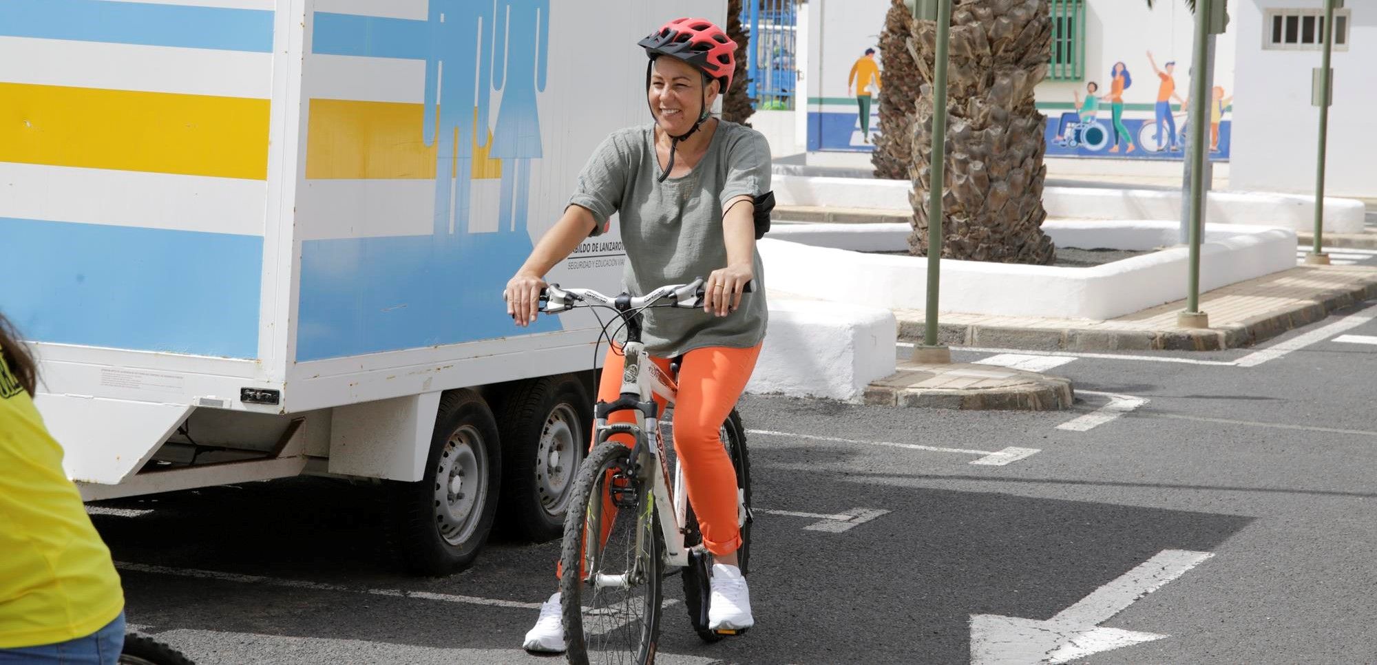 La consejera Myriam Barros, en bicicleta