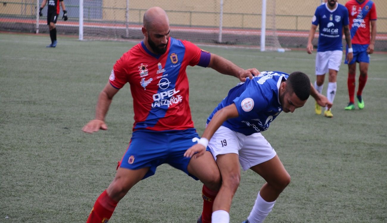 Ayoze Pérez luchando por un balón frente a la UD San Fernando
