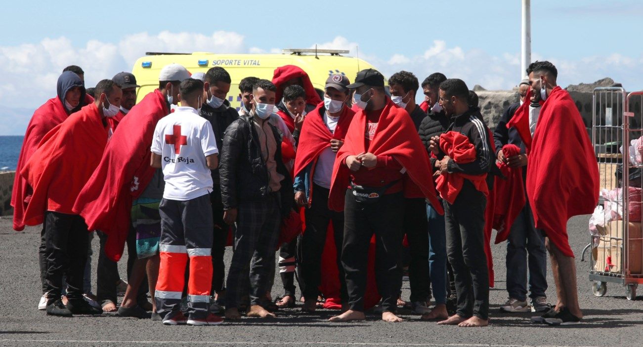 Asistencia a los migrantes en el muelle Comercial FOTO: José Luis Carrasco