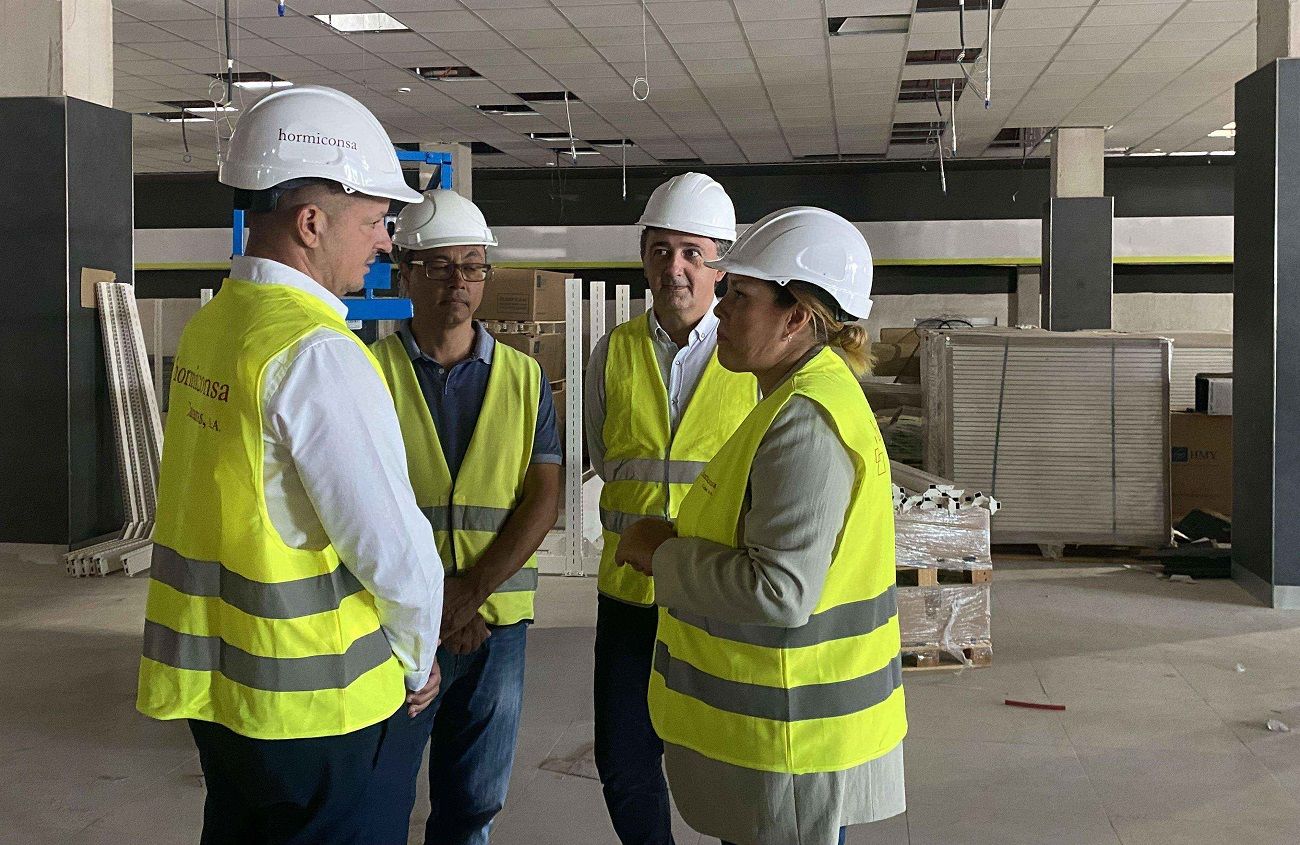 Momento de la visita de la alcaldesa de Arrecife a las obras del nuevo Hiperdino