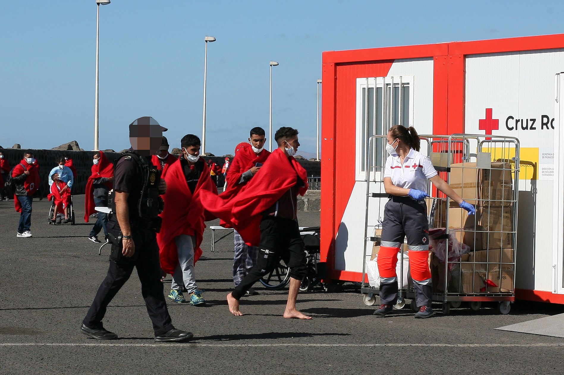 Asistencia sanitaria a migrantes a la llegada a la playa de Los Pocillos, en Puerto del Carmen