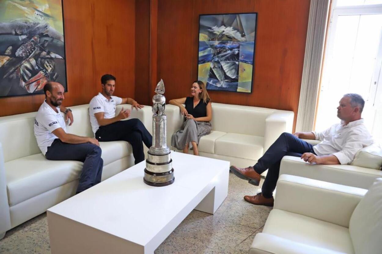 Recibimiento de María Dolores Corujo y Alfredo Mendoza a los campeones del mundo de vela en Snipe, Alfredo González y Cristian Sánchez