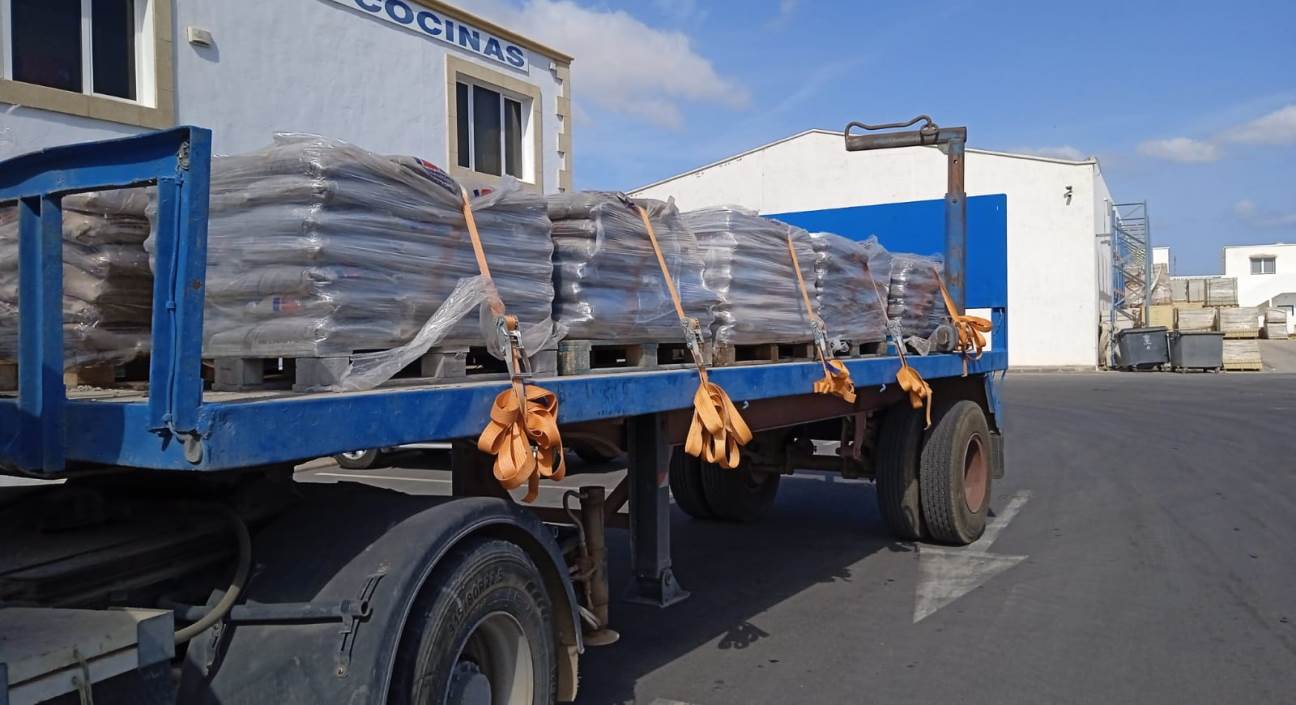 Reparto de sacos en Arrecife ante la alerta por lluvias