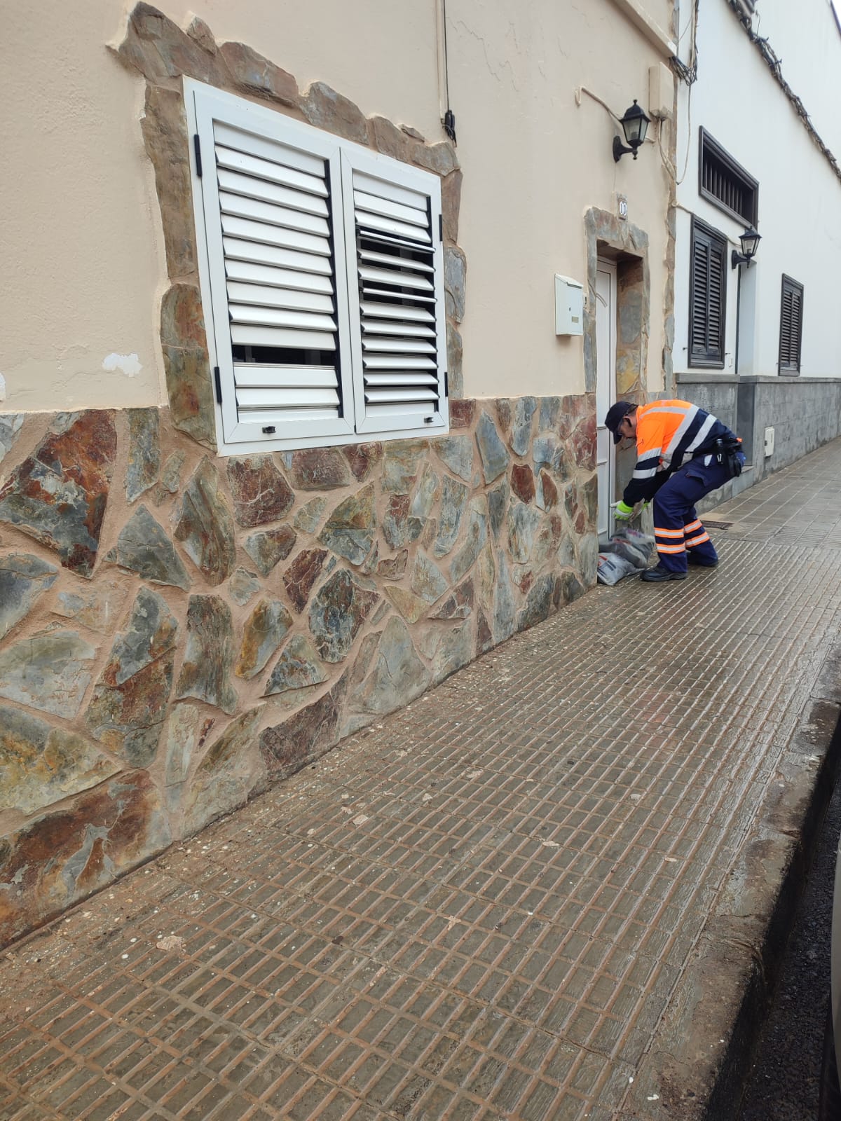 Colocando sacos de arena