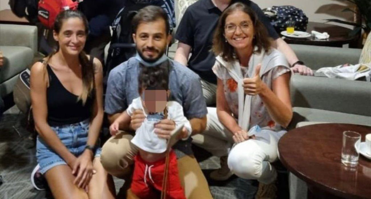 La ministra Reyes Maroto junto a los padres de Mateo antes de viajar