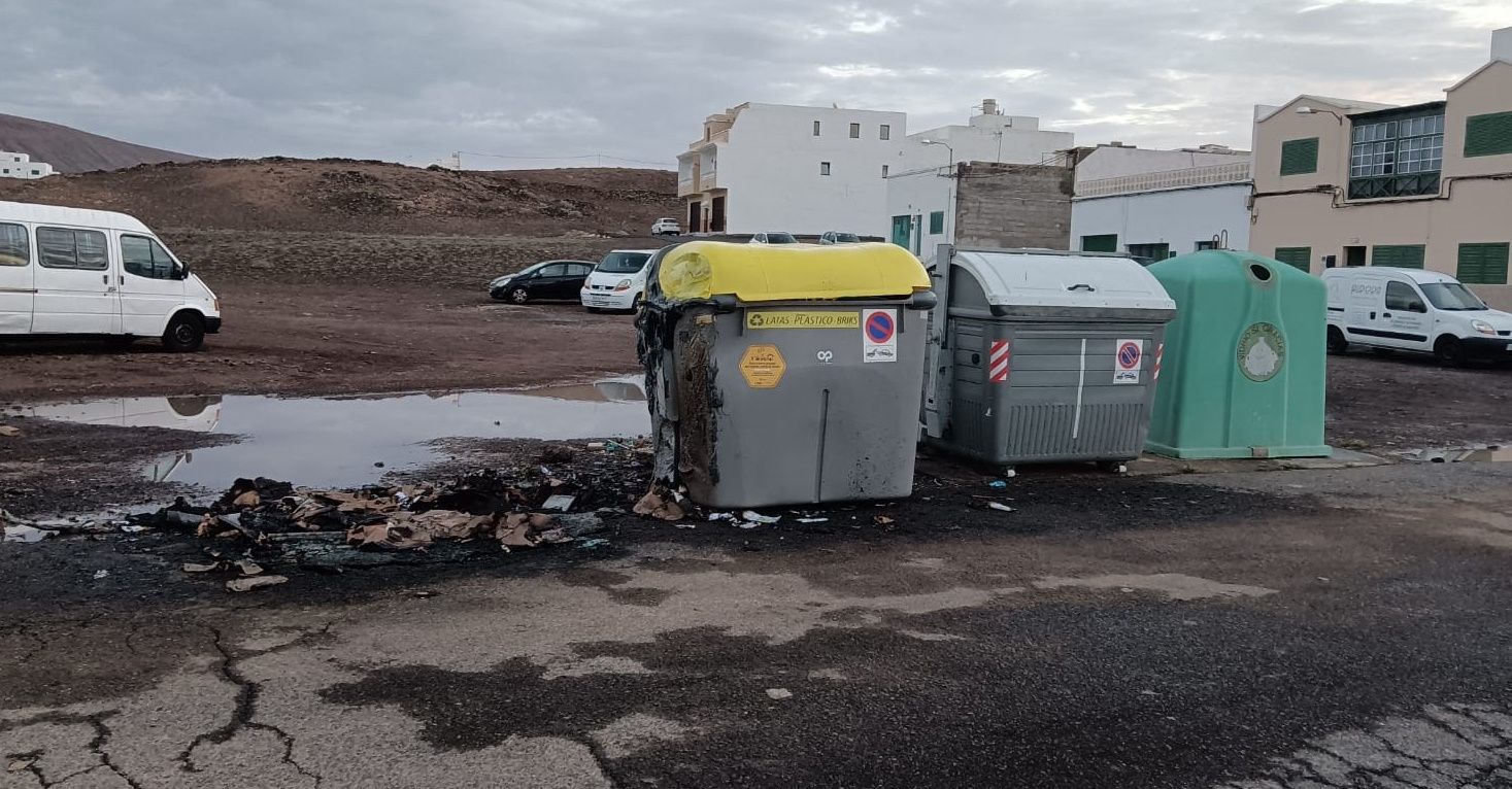 Contenedor quemado en Argana Alta