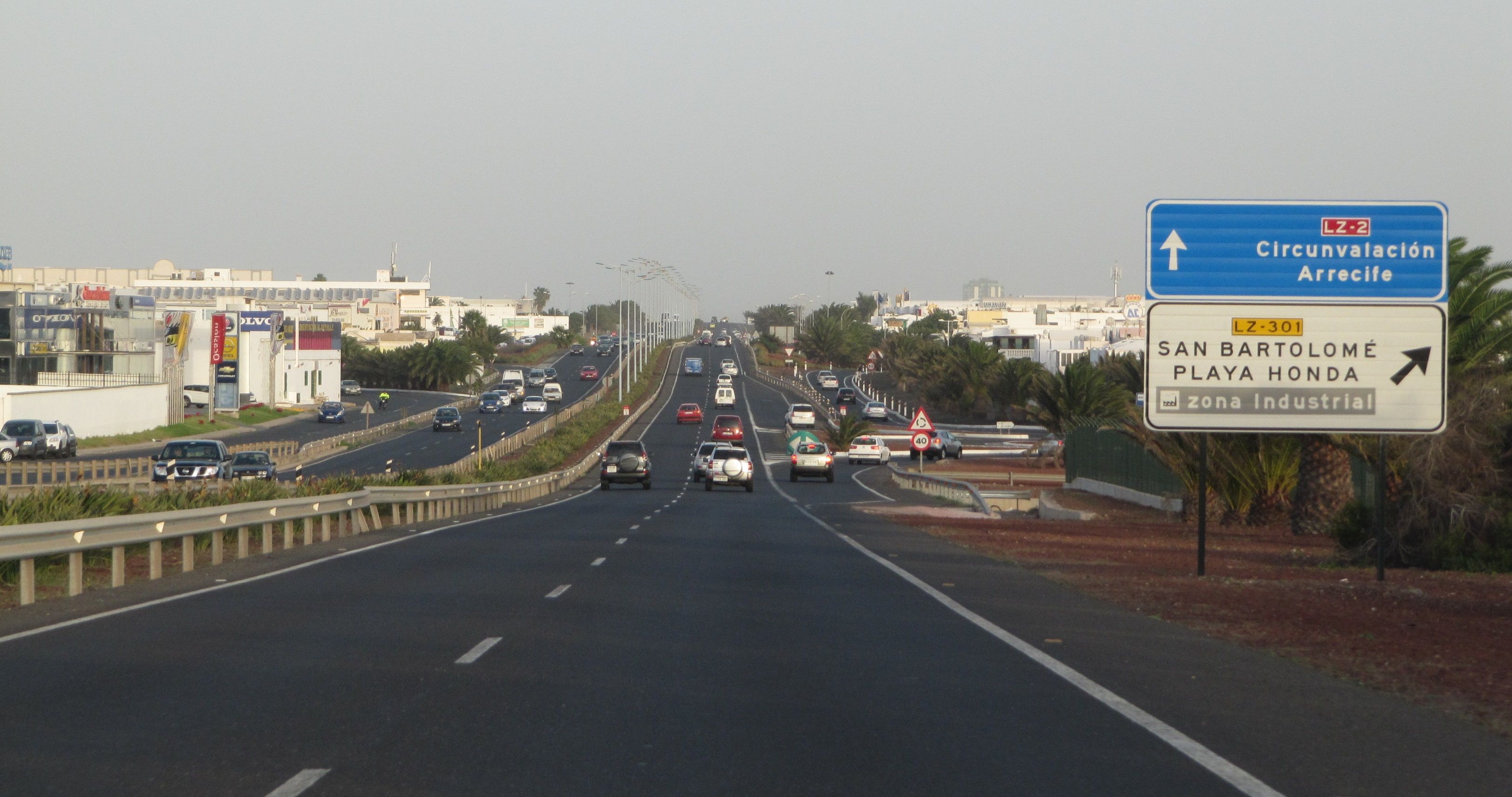 Carretera LZ 2, en el acceso a Playa Honda