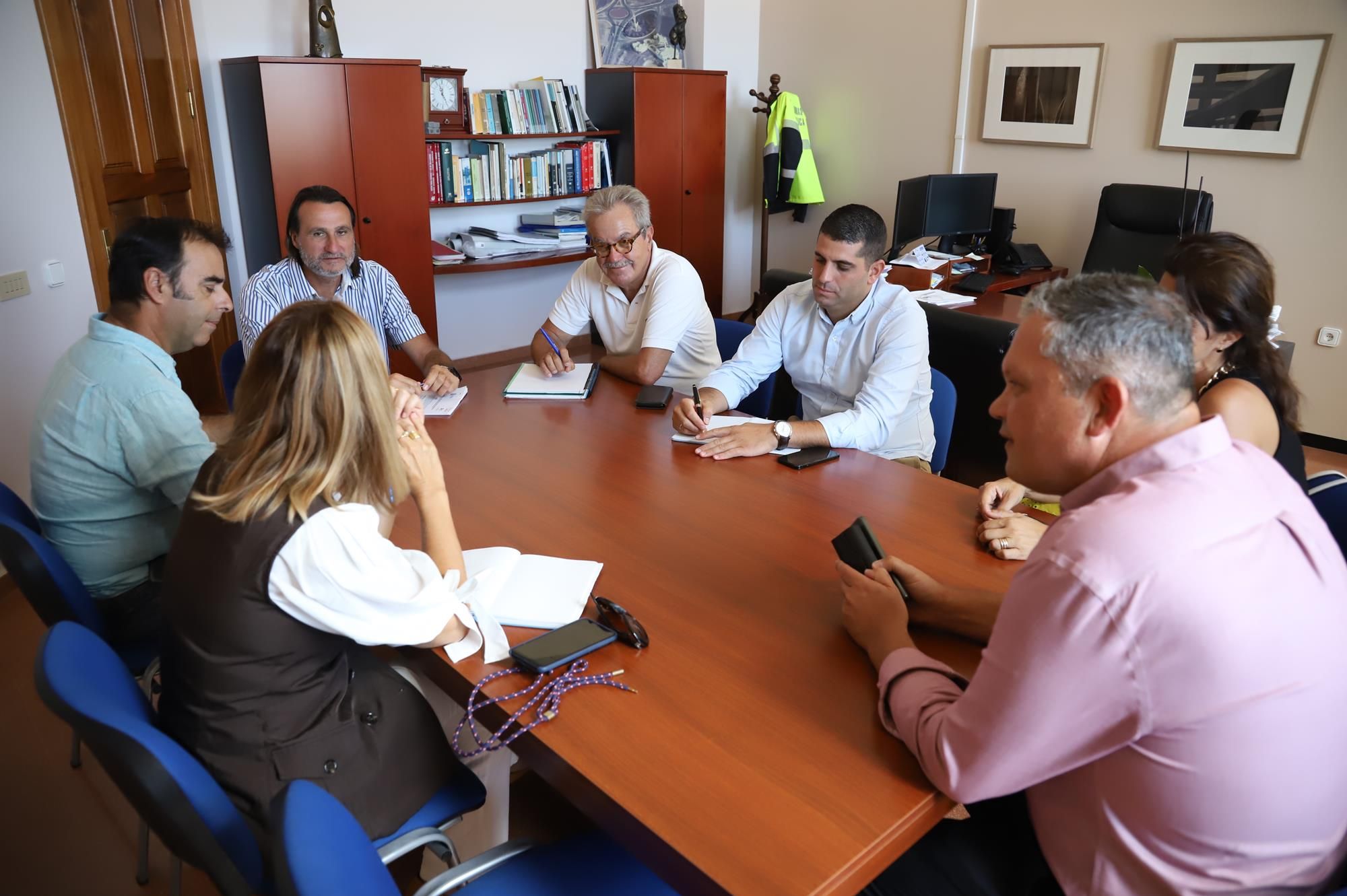 Reunión entre el Cabildo, el Ayuntamiento de Haría y la DGT