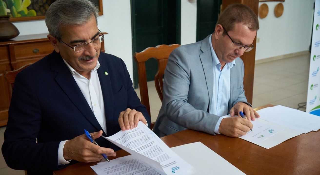 Firma del acuerdo entre NC y el Movimiento Renovador de Tinajo