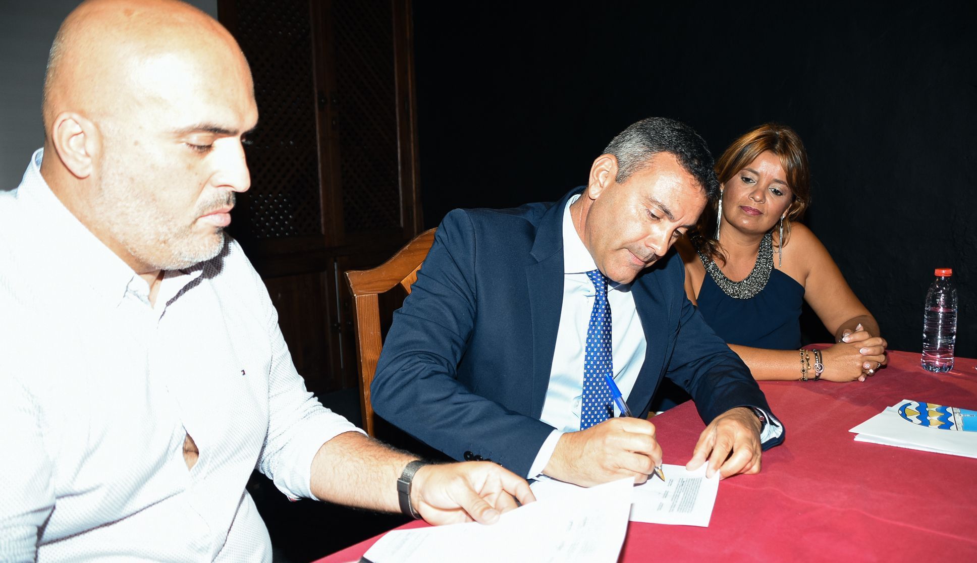 Firma del convenio para la profesionalización del Centro de Acogida de Animales de Teguise