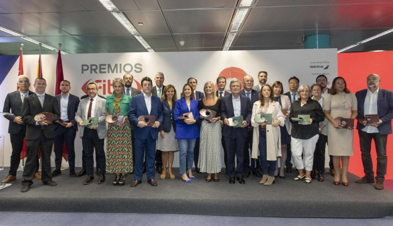 Los premiados Pedro Calero (1i) y Desiderio García (2i) en FITUR 2022 junto al resto de galardonados de esta edición
