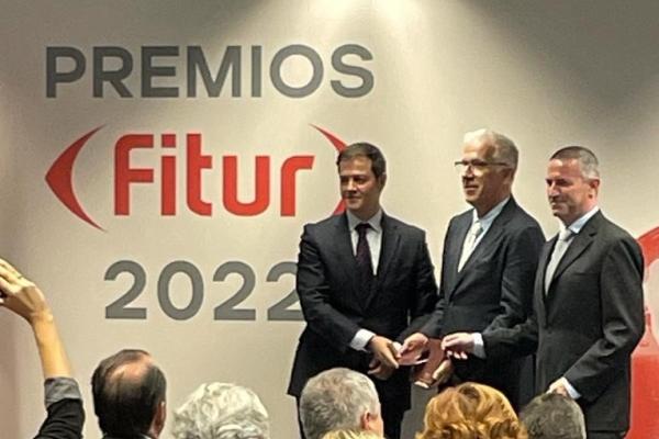 Los premiados Pedro Calero (1d) y Desiderio García (2d) en FITUR 2022