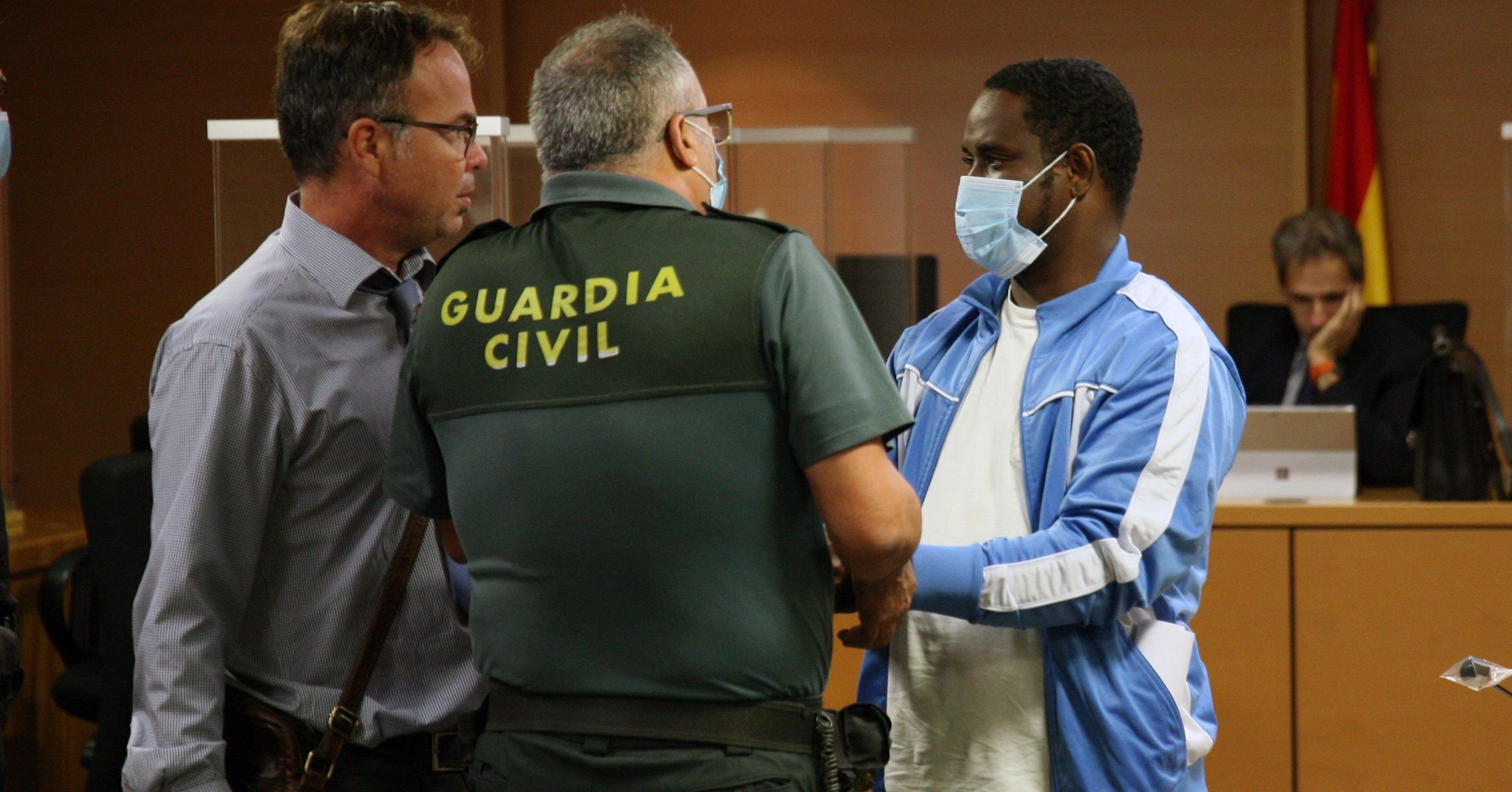 El acusado, junto a su abogado y un agente de la Guardia Civil quitándole las esposas (FOTOS: José Luis Carrasco)