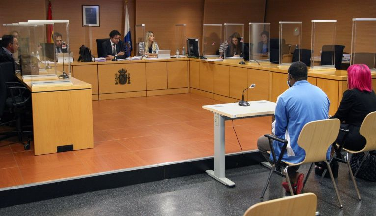 Una intérprete se ha encargado de traducir las intervenciones al acusado (FOTOS: José Luis Carrasco) Una intérprete se ha encargado de traducir las intervenciones al acusado (FOTOS: José Luis Carrasco)