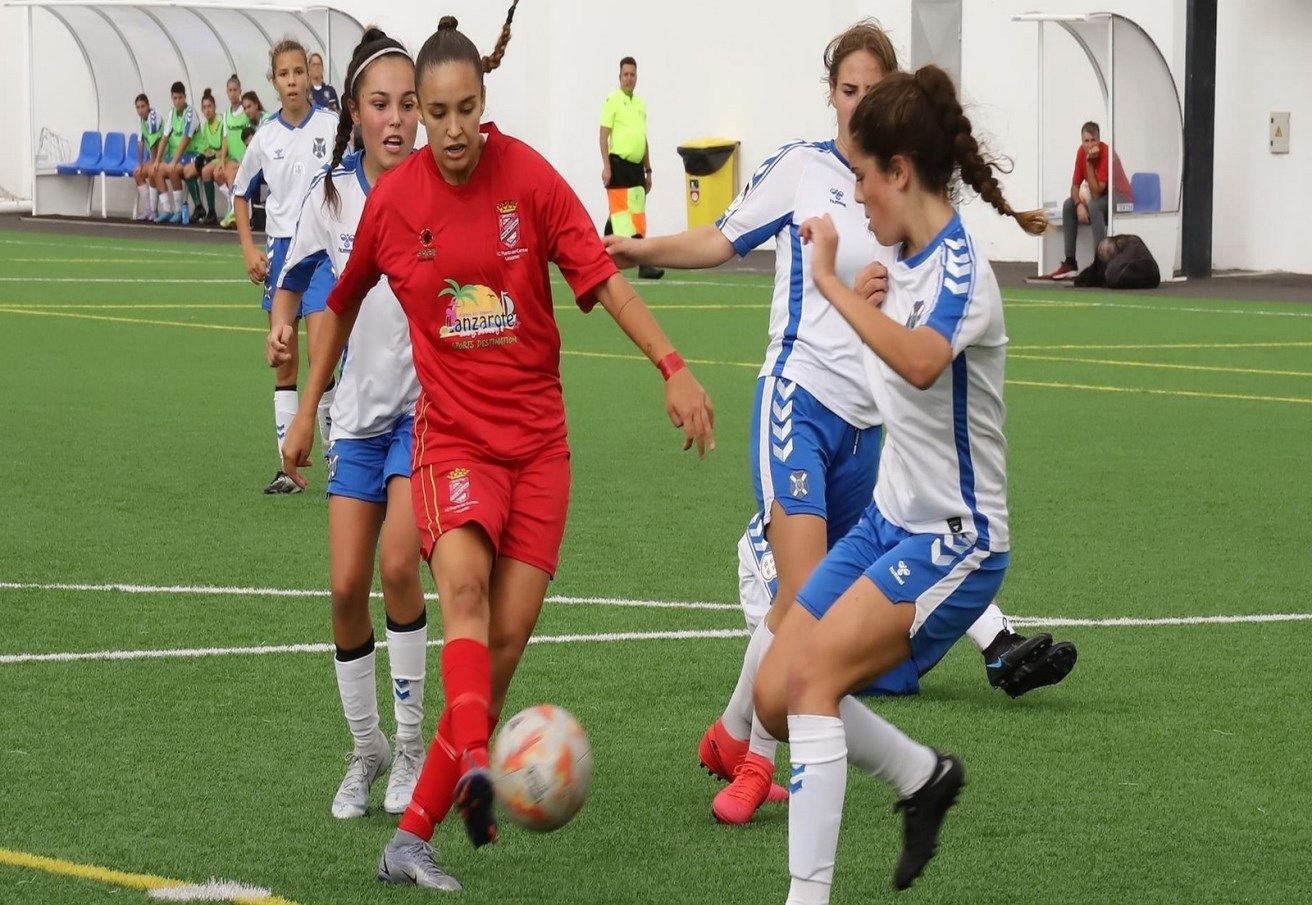 Lance del juego del partido FC Puerto del Carmen - Fundación CD Tenerife