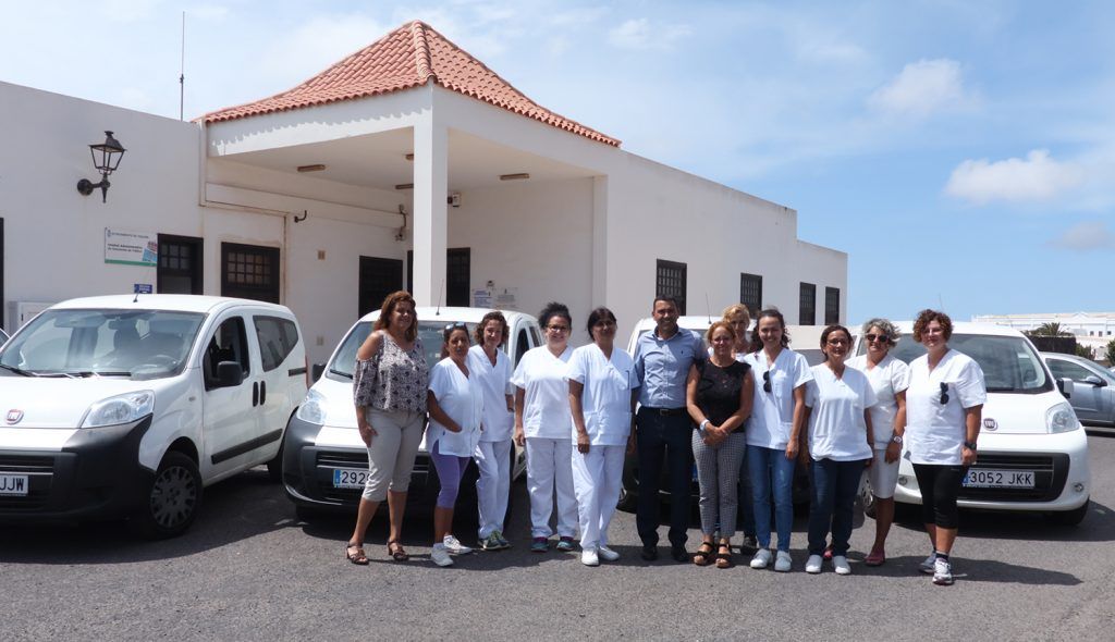 El alcalde de Teguise, Oswaldo Betancort junto al personal de ayuda a domicilio del municipio