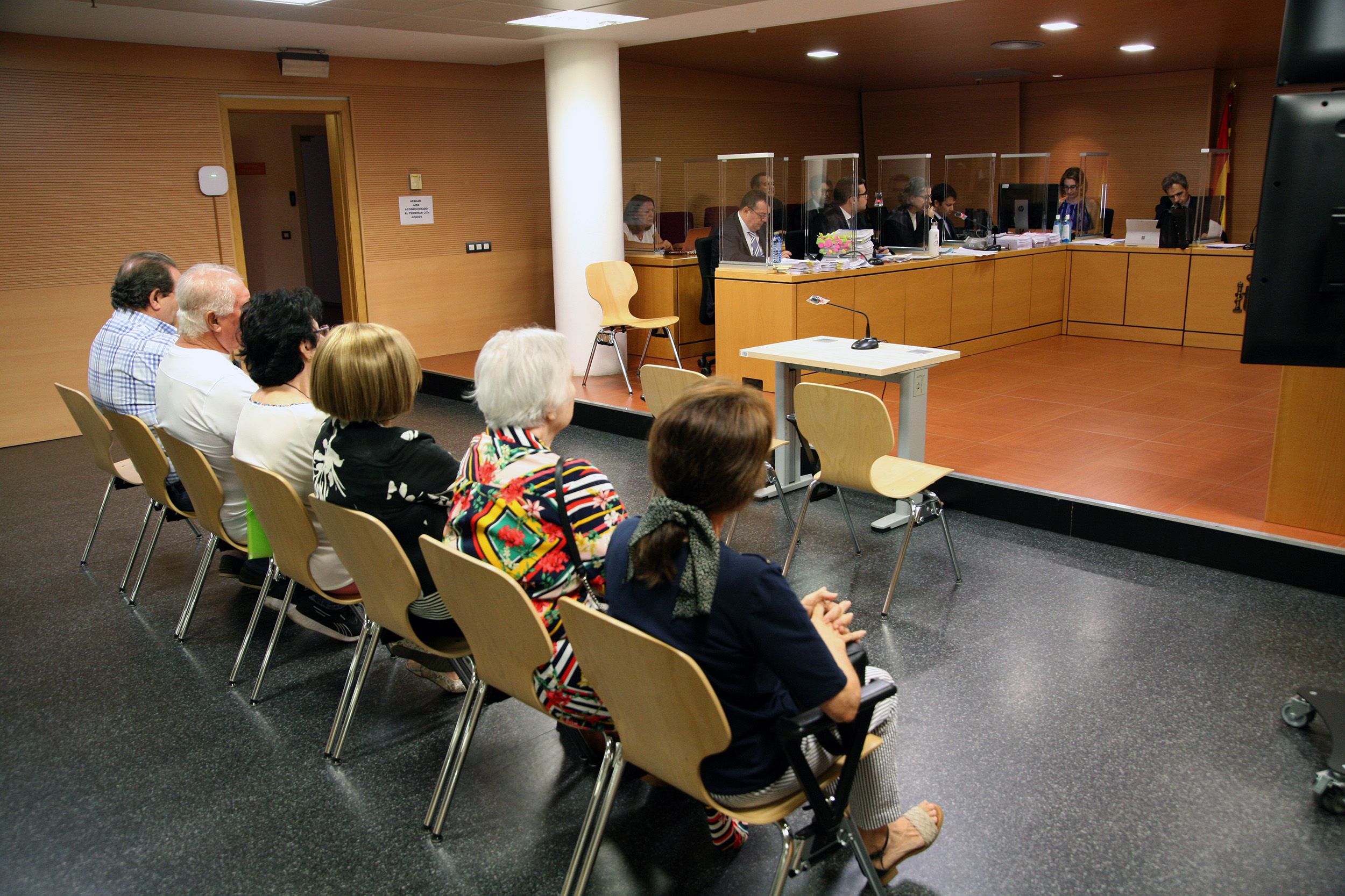 El banquillo de los acusados y, al fondo, los abogados defensores, entre los que se sienta una de las procesadas (FOTOS: José Luis Carrasco)