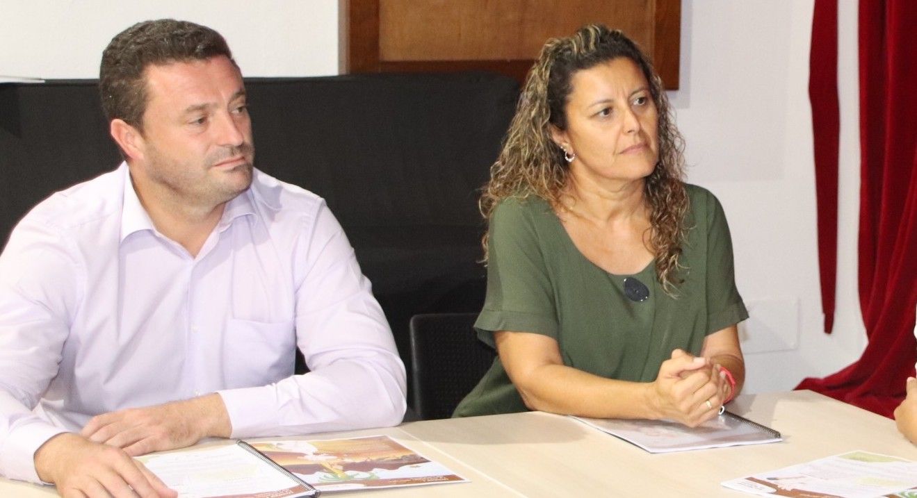 El alcalde de Yaiza, Óscar Noda, y la concejala de Educación, Silvia Santana