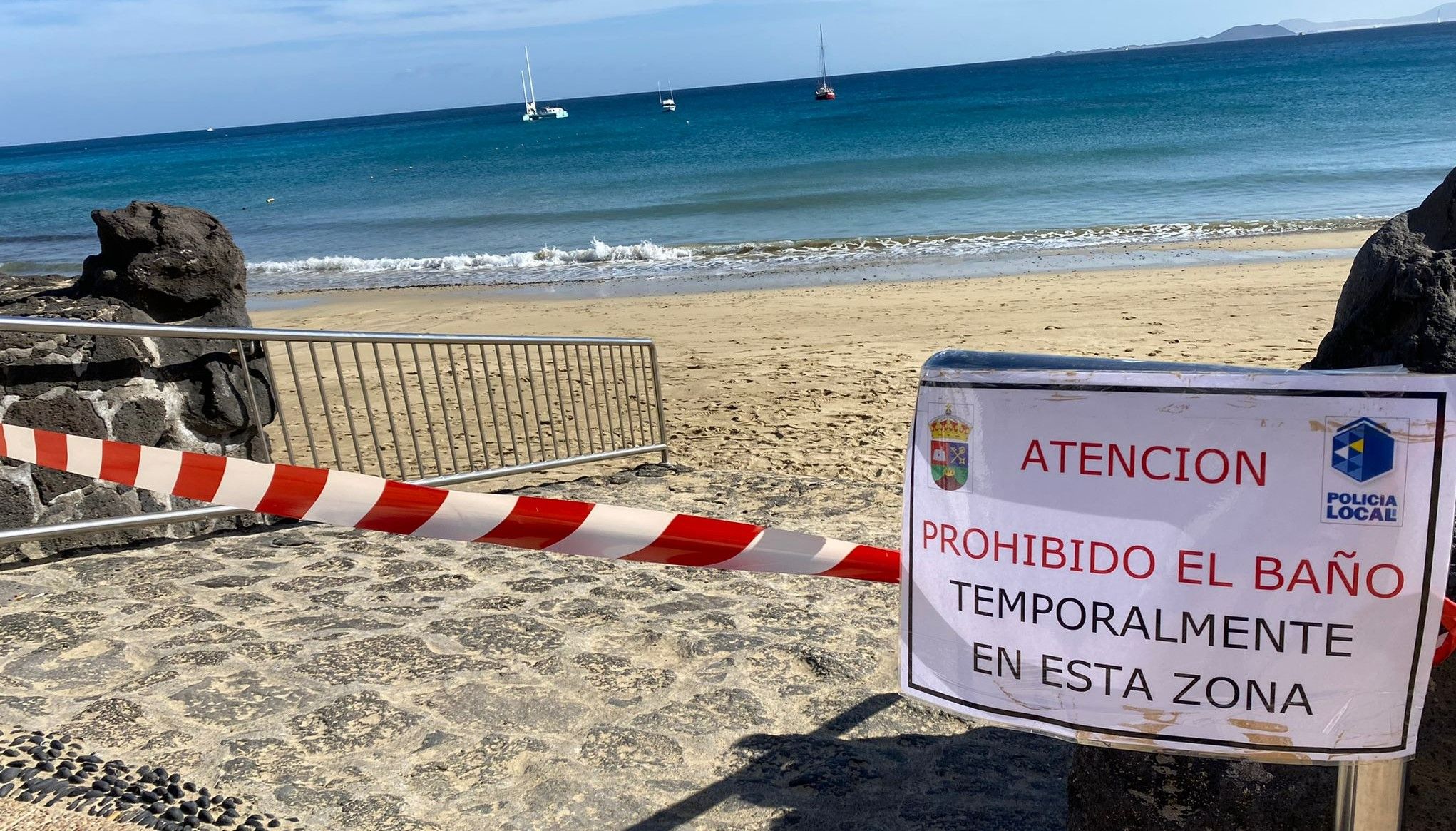 La playa de Playa Blanca, cerrada de nuevo al baño