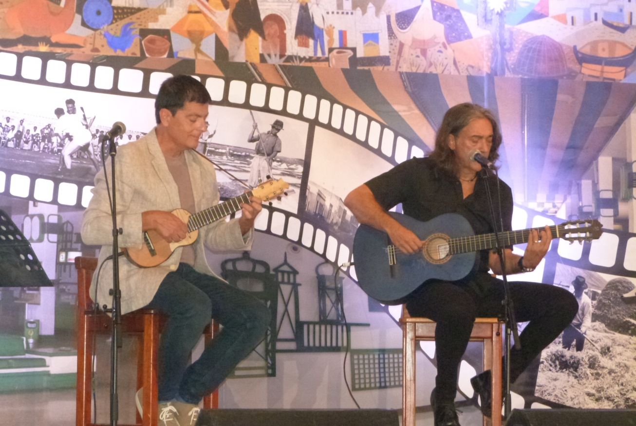 Concierto "Étnico", protagonizado por Benito Cabrera y José Manuel Ramos celebrado en la sede del SCRD Torrelavega