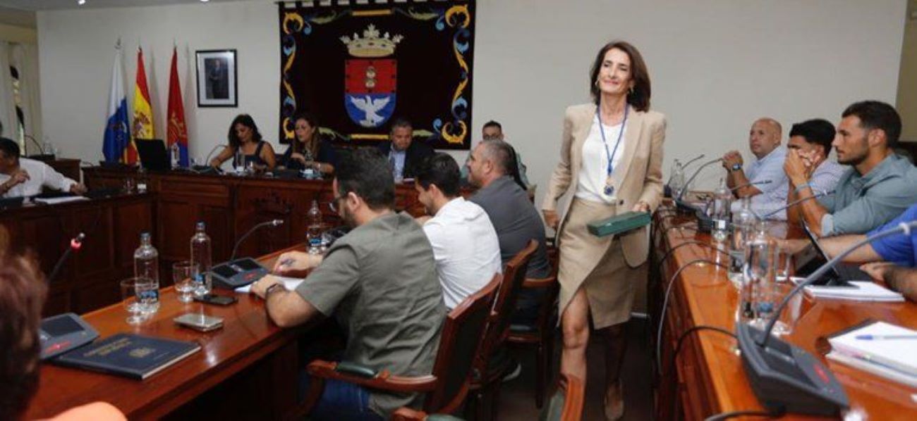 La concejal de CC María Teresa Lorenzo, en el Pleno de Arrecife