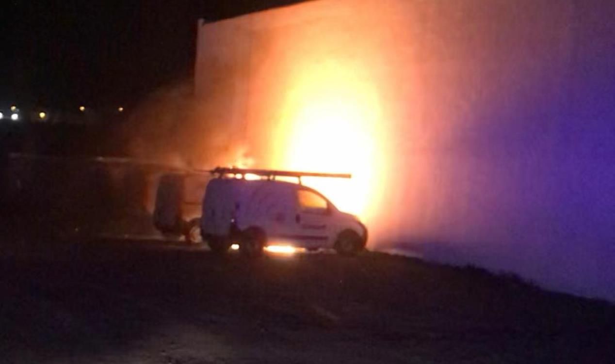 Incendio de vehículos en la calle Tenderete