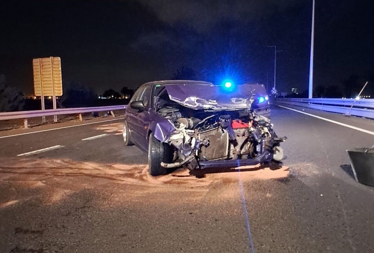 Un Coche Se Sale De La Carretera E Impacta Contra El Guardarra l En La un-coche-se-sale-de-la-carretera-e-impacta-contra-el-guardarra-l-en-la
