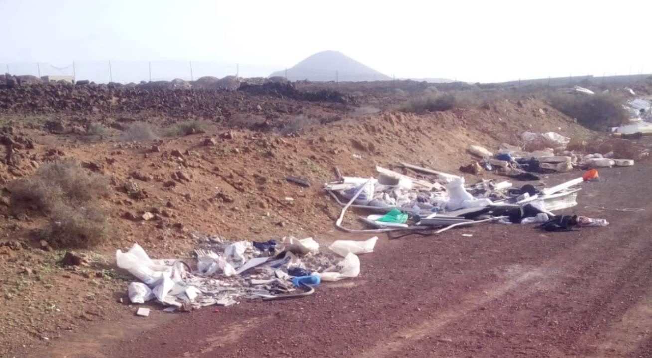 Acumulación basura en Argana Alta