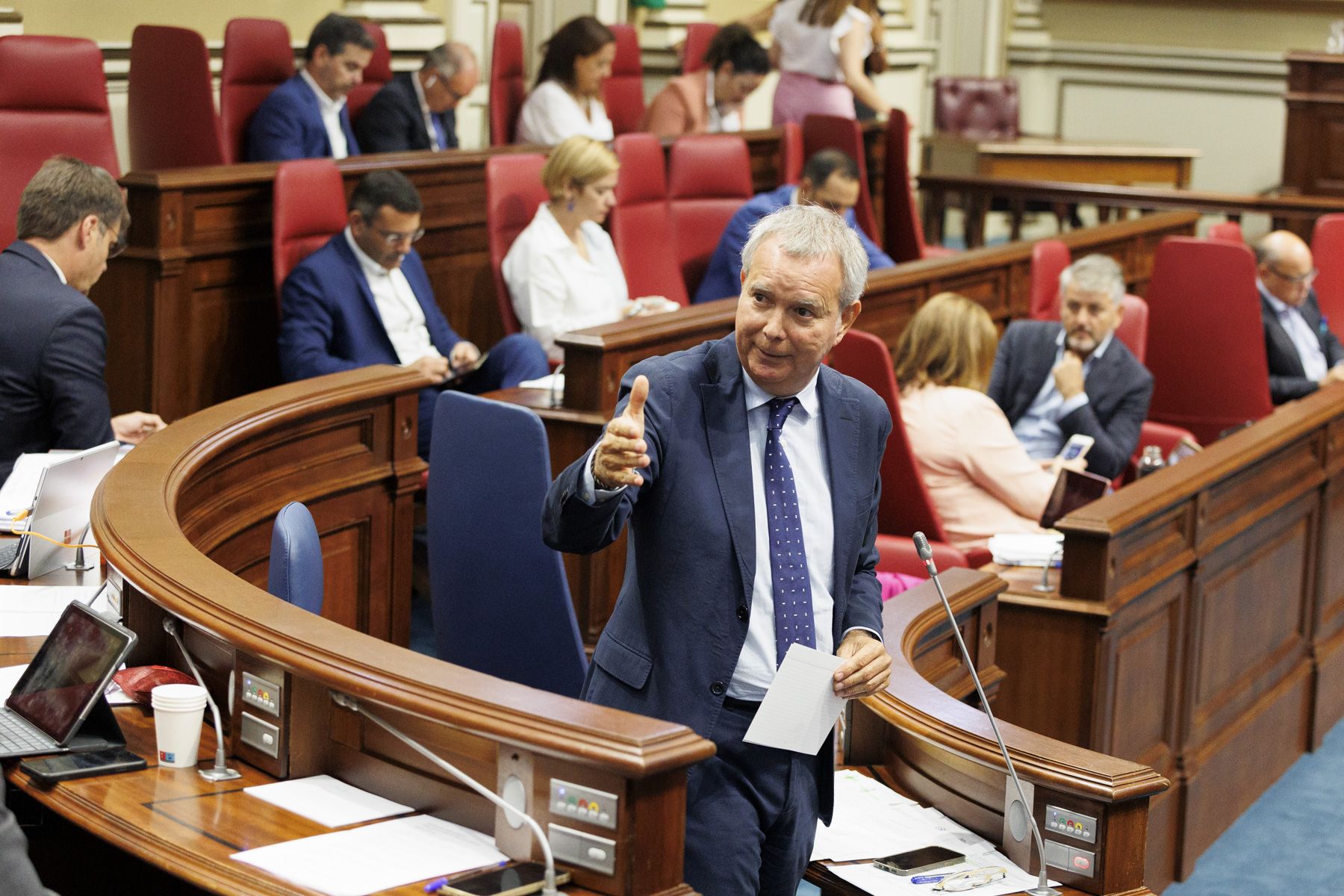 El consejero Sebastián Franquis, durante su intervención en el Parlamento