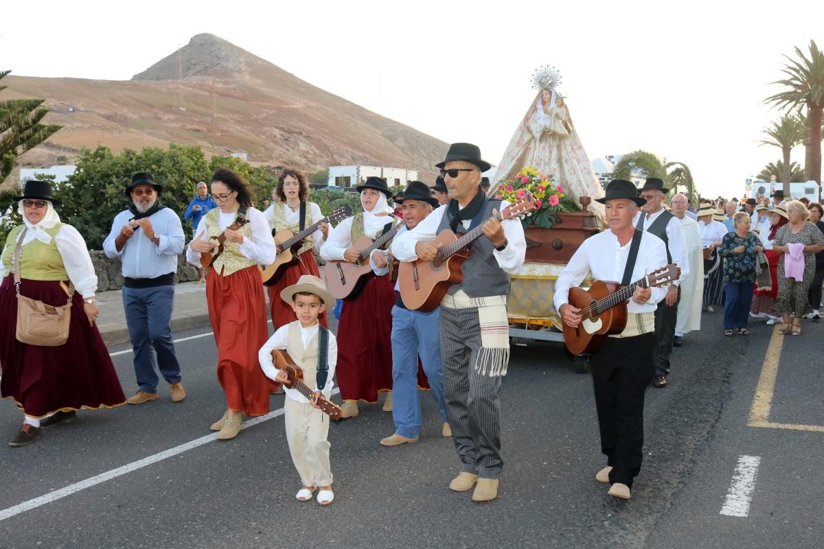 El pueblo de Fernés, en el municipio de Yaiza, con su animada romería en honor a la Virgen