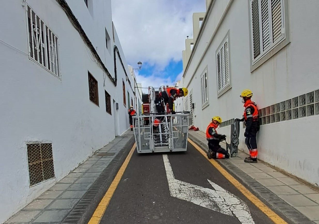 Bomberos sacan a una señora que se había caído en su casa 