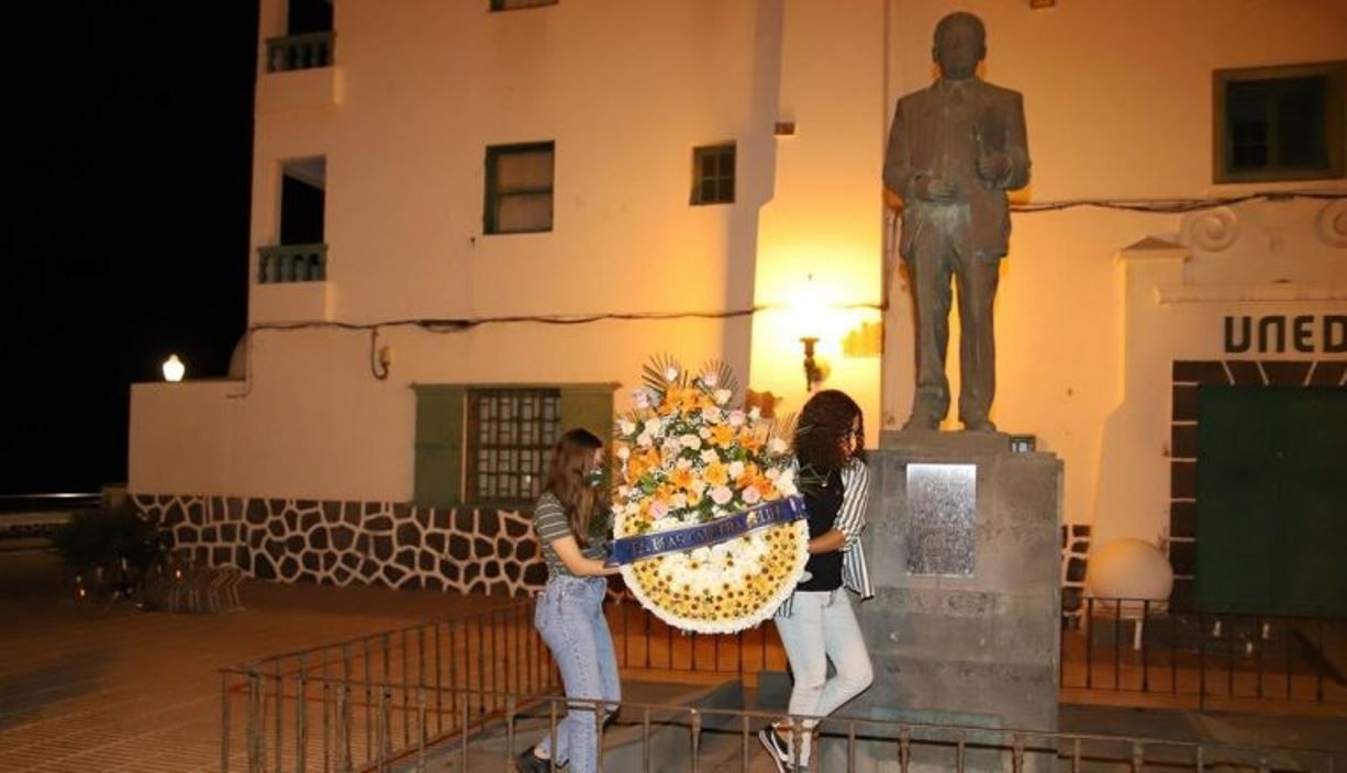 Ofrenda floral en homenaje a Blas Cabrera en Arrecife